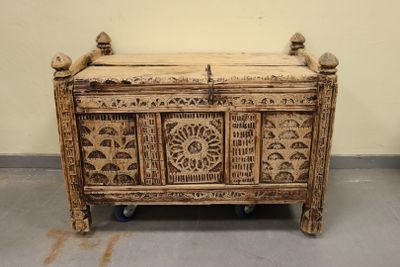 AFGHANISTAN. Coffre en bois ouvrant par abattant à décor scu…