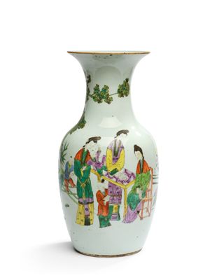 un vase blanc orné d'une peinture représentant des personnes