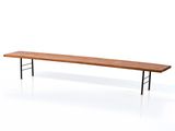une image représentant un long banc en bois sur fond blanc