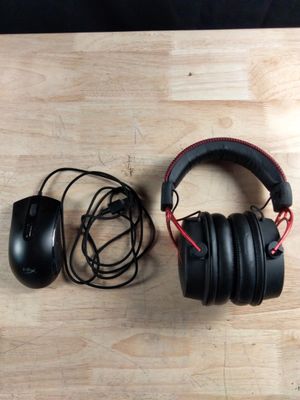 un casque et une souris posés sur une table
