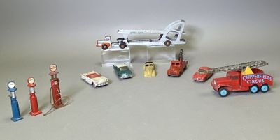 divers véhicules miniatures alignés les uns à côté des autres
