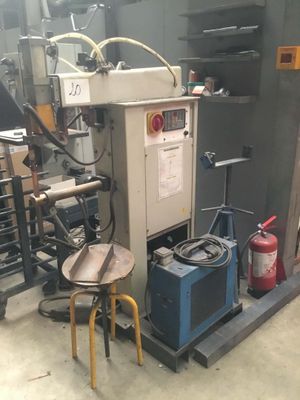 une machine placée au milieu d'une pièce