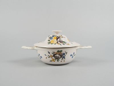 an image of a white bowl with a lid