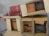 plusieurs cartons de livres empilés les uns sur les autres sur une table