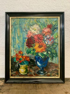 une peinture de fleurs dans un vase bleu sur une table