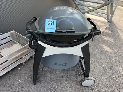 un barbecue posé par terre, avec une étiquette de prix dessus