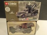 une boîte contenant un camion miniature et une boîte contenant un camion miniature