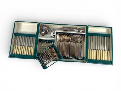 Ménagère en métal argenté comprenant 13 couverts, 12 couteau… - Photo 1