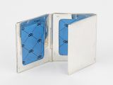 une photo d'un étui argenté avec un porte-cartes bleu