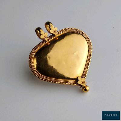 un cadenas doré en forme de cœur, surmonté d'une couronne
