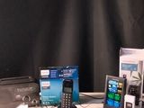 une table sur laquelle se trouvent un ordinateur portable, un téléphone portable et d'autres appareils électroniques