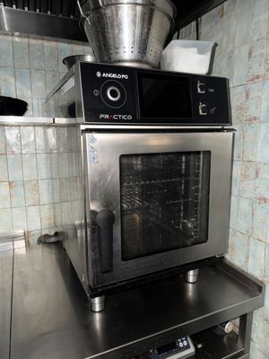 une image d'un four commercial dans une cuisine commerciale