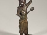 statue en bronze représentant un homme tenant une batte de baseball et une balle