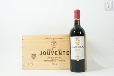 une bouteille de vin posée à côté d'une caisse en bois