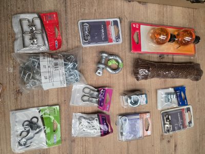 un grand nombre d'éléments différents sur la table