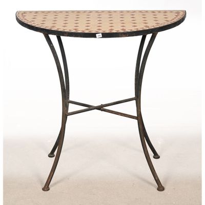 une petite table avec un plateau tressé et des pieds en fer