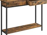 une table en bois avec deux tiroirs et une étagère en dessous