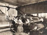 photographie en noir et blanc d'un groupe de femmes travaillant dans une usine