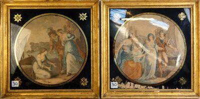 deux tableaux encadrés accrochés au mur