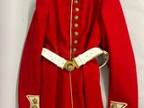 une image représentant un uniforme rouge avec des boutons dorés et une ceinture blanche