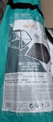 un sac posé sur une table