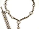 gros plan d'un collier sur une surface blanche