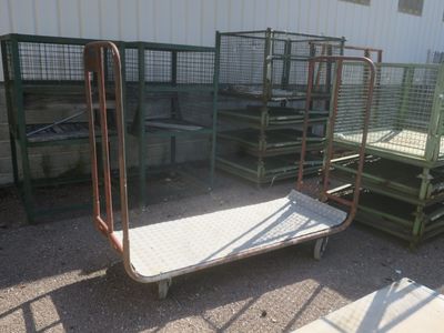 un chariot en métal sur lequel est posé un matelas