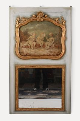 deux tableaux accrochés au mur l'un à côté de l'autre