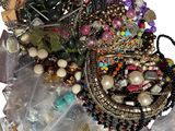 un tas de bijoux divers posés sur un sac en plastique