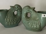 deux vases posés l'un à côté de l'autre sur une table