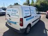 une camionnette blanche garée dans un parking