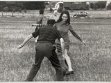 photographie en noir et blanc d'un groupe de personnes jouant au frisbee