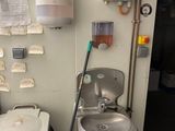 une salle de bains équipée d'un lavabo et d'une poubelle