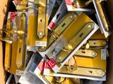 une boîte en carton remplie d'une grande variété de pièces de quincaillerie
