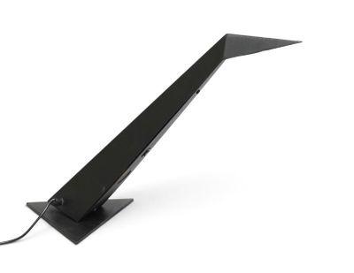 une image représentant une lampe de bureau noire sur fond blanc