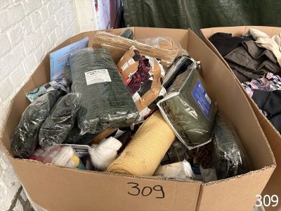 deux cartons contenant des objets, posés par terre