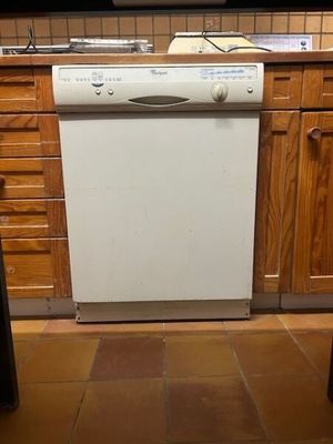 Un lave vaisselle ménager WHIRLPOOL ADP 8623