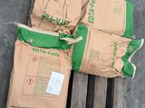 trois sacs de ciment posés sur une palette