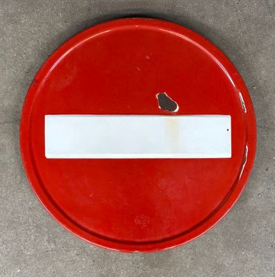 un panneau rouge avec une bande blanche au milieu