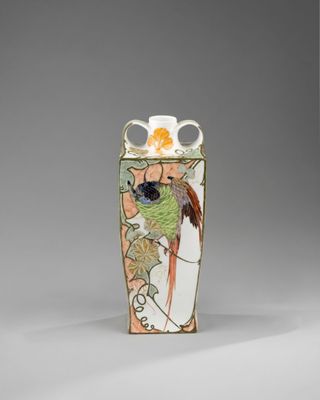une image représentant un vase orné d'un oiseau et de fleurs