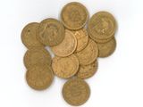 une pile de pièces d'or sur une surface blanche