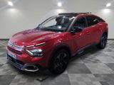 la voiture rouge est garée dans le garage sur un sol en damier