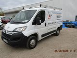 une camionnette blanche garée devant un bâtiment
