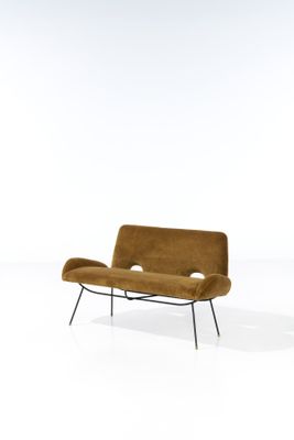 une image représentant une chaise et une table dans une pièce blanche