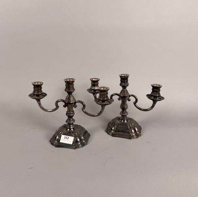 Paire de bouts de table en métal argenté.