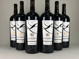 six bouteilles de vin sont alignées sur une table