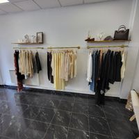 EXT- -Fauteuil garni de tissu beige à piètement étoilé métal… (photo 2)