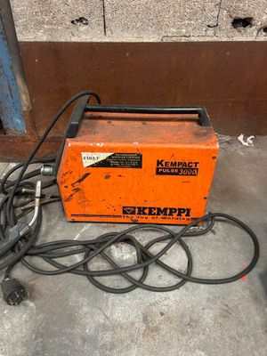 une petite machine orange posée par terre