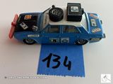 une petite voiture posée sur une feuille de papier