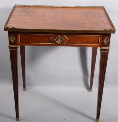 une petite table en bois avec un tiroir d'un côté et un autre tiroir de l'autre côté
